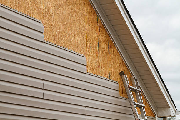 Professional Vinyl Siding technician working in Atlantic Beach, NC
